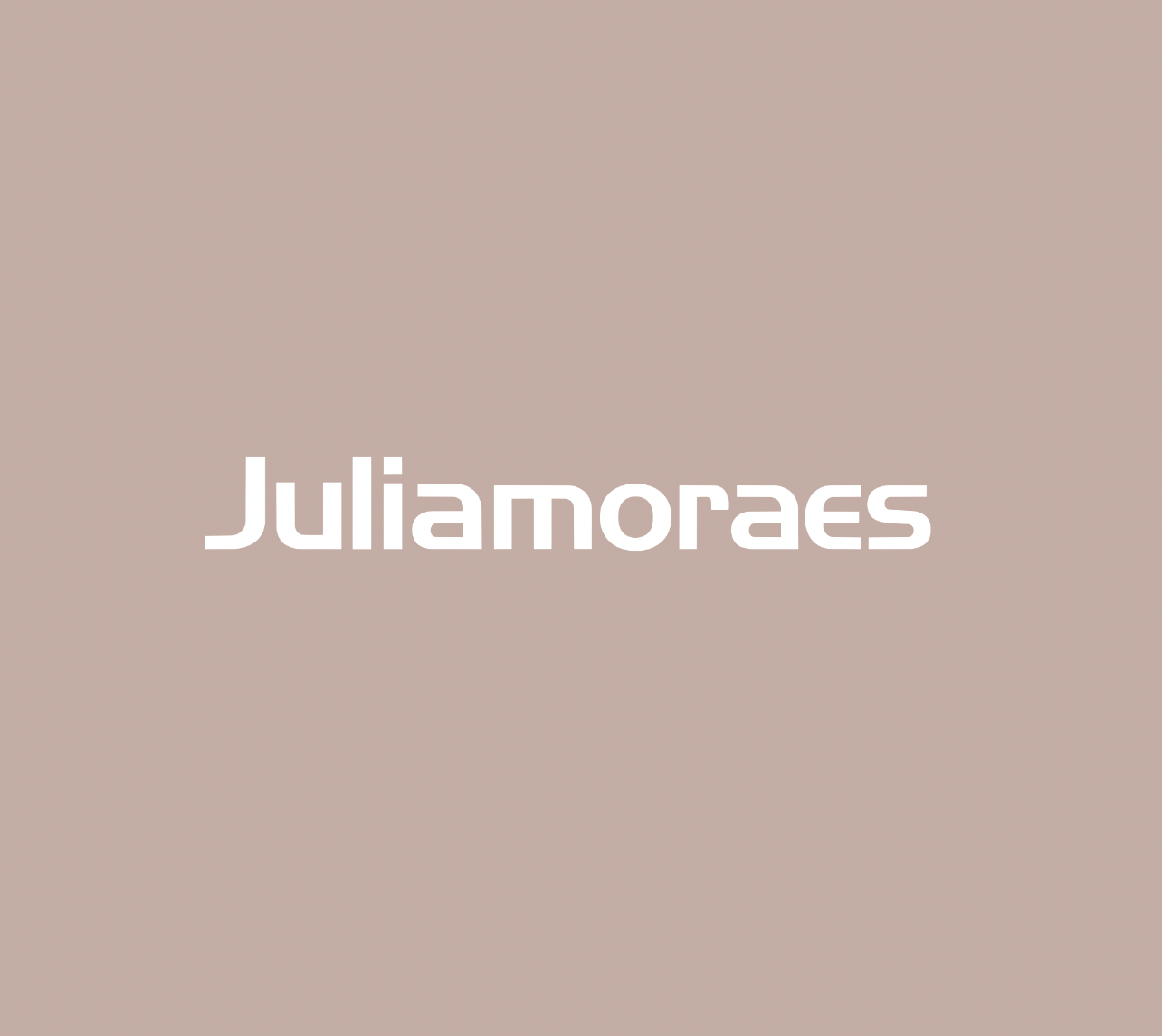Logotipo Julia Moraes em branco sobre fundo taupe